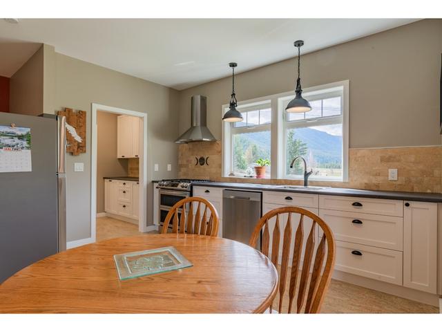 2346 Upper Glade Road, House detached with 2 bedrooms, 3 bathrooms and 10 parking in Central Kootenay I BC | Image 16