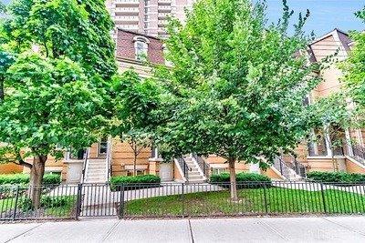 75 Pleasant Blvd, Townhouse with 2 bedrooms, 3 bathrooms and 2 parking in Toronto ON | Image 1