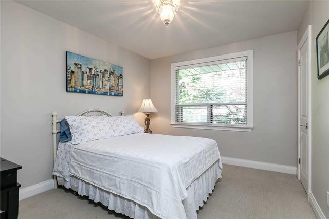 18 Woodway Tr, House detached with 3 bedrooms, 2 bathrooms and 4 parking in Toronto ON | Image 10