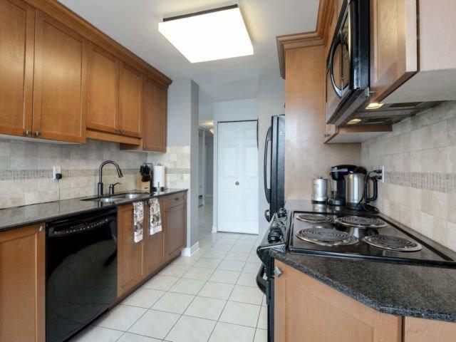 1213 - 12 Laurelcrest St, Condo with 2 bedrooms, 2 bathrooms and 1 parking in Brampton ON | Image 6