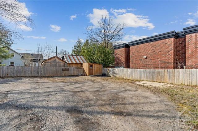 1138 Tighe Street, House detached with 3 bedrooms, 2 bathrooms and 4 parking in Ottawa ON | Image 30