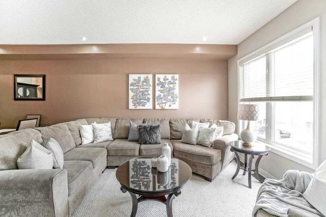 19 Cedar Lake Cres, Townhouse with 3 bedrooms, 4 bathrooms and 2 parking in Brampton ON | Image 4
