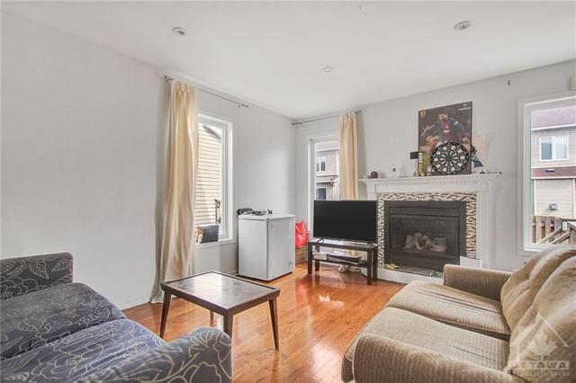 19 Woodson Street, Townhouse with 3 bedrooms, 3 bathrooms and 3 parking in Ottawa ON | Image 7