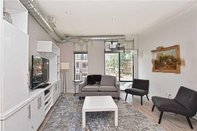 Upper - 3072 Dundas St W, House attached with 1 bedrooms, 1 bathrooms and 1 parking in Toronto ON | Image 3