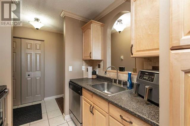 302, - 4722 44 Street, Condo with 2 bedrooms, 1 bathrooms and 1 parking in Sylvan Lake AB | Image 3