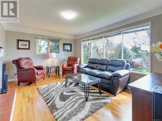 3926 Grange Rd, House detached with 4 bedrooms, 3 bathrooms and 4 parking in Saanich BC | Image 4