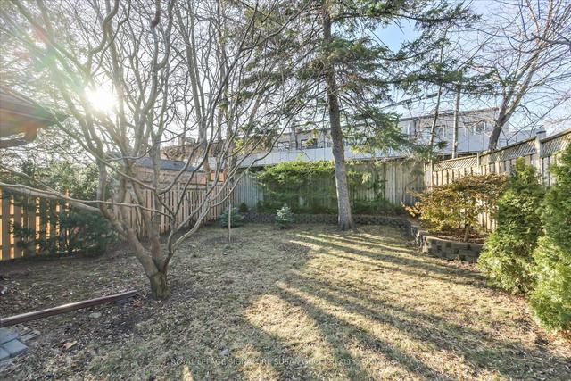 260 Westview Blvd, House detached with 2 bedrooms, 2 bathrooms and 5 parking in Toronto ON | Image 18