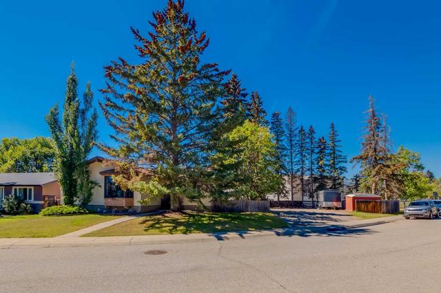 6003 Lewis Drive Sw, House detached with 4 bedrooms, 2 bathrooms and 3 parking in Calgary AB | Image 1