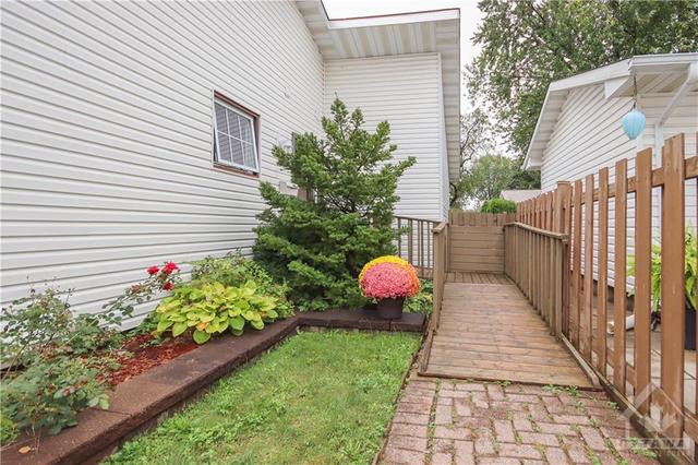 1381 Leigh Crescent, Home with 3 bedrooms, 1 bathrooms and 2 parking in Ottawa ON | Image 13