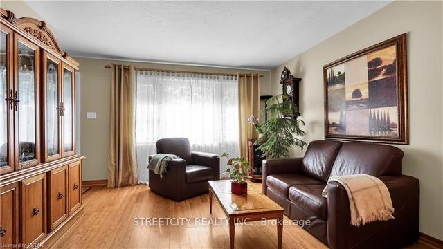1911 Crystal Cres, House detached with 3 bedrooms, 2 bathrooms and 7 parking in London ON | Image 3