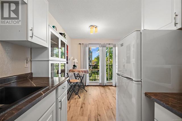 209 - 3225 Eldon Pl, Condo with 1 bedrooms, 1 bathrooms and 1 parking in Saanich BC | Image 5