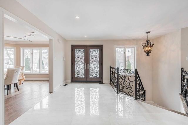 2235 Robin Dr, House detached with 3 bedrooms, 4 bathrooms and 7 parking in Mississauga ON | Image 3