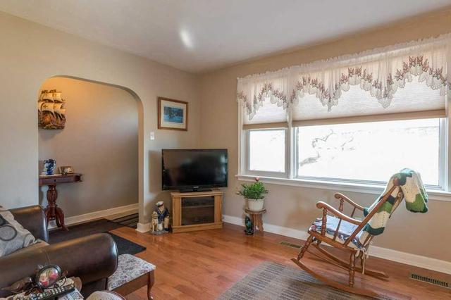 691 Victory Cres, House detached with 3 bedrooms, 2 bathrooms and 3 parking in Peterborough ON | Image 3