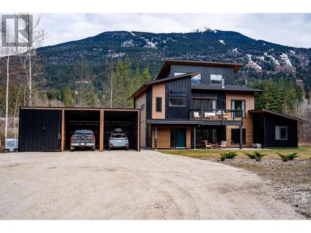 3108 Airport Way, House detached with 8 bedrooms, 7 bathrooms and null parking in Columbia Shuswap B BC | Image 2