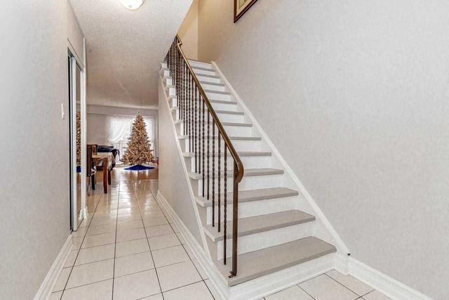 53 Foster Cres N, Townhouse with 3 bedrooms, 2 bathrooms and 2 parking in Brampton ON | Image 23