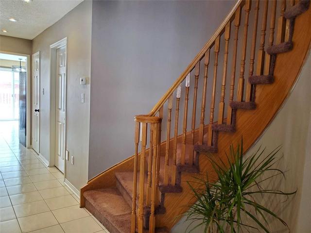 19 Lauraglen Cres, House semidetached with 4 bedrooms, 4 bathrooms and 5 parking in Brampton ON | Image 5