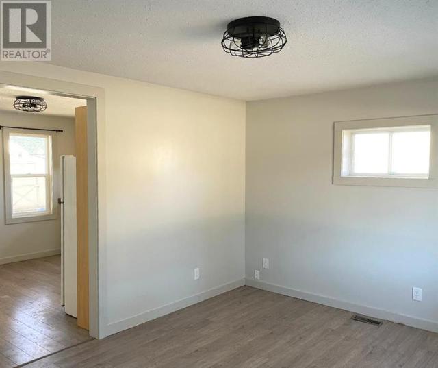 9321 104 Avenue, House detached with 2 bedrooms, 1 bathrooms and 2 parking in Grande Prairie AB | Image 6