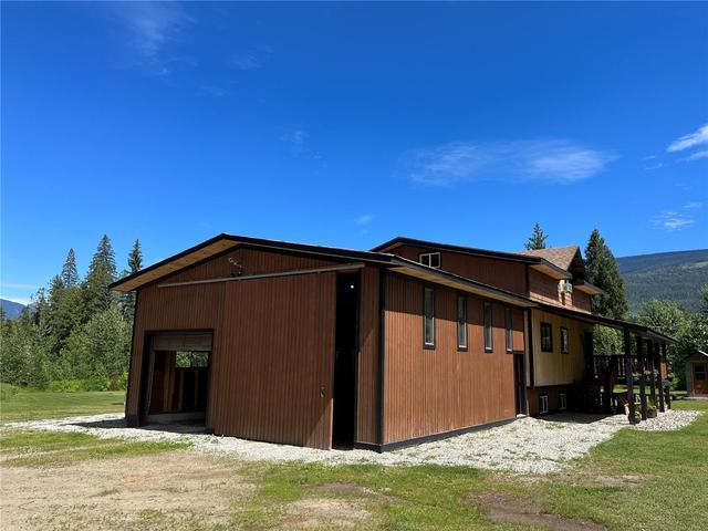 4078 Mizon Road, House detached with 4 bedrooms, 2 bathrooms and 19 parking in Columbia Shuswap E BC | Card Image