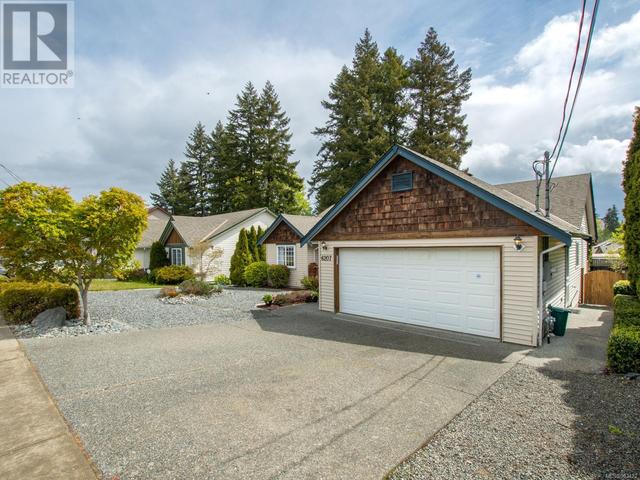 6207 Lane Rd, House detached with 3 bedrooms, 2 bathrooms and null parking in North Cowichan BC | Card Image