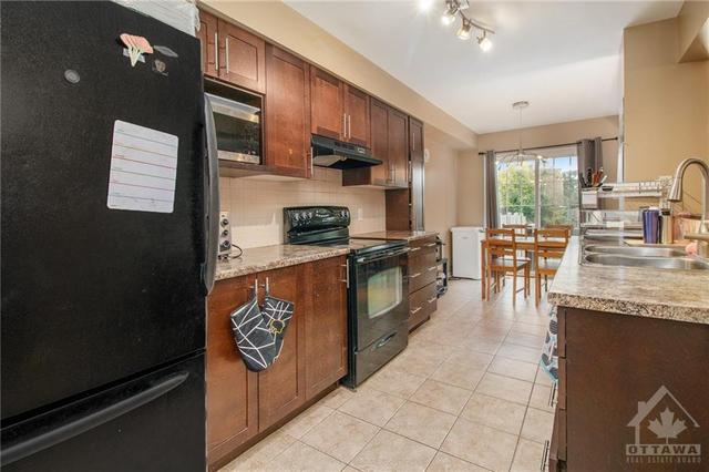 402 Ashbourne Crescent, Townhouse with 3 bedrooms, 3 bathrooms and 3 parking in Ottawa ON | Image 4