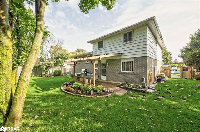 24 Curtiss Court, House detached with 4 bedrooms, 1 bathrooms and 5 parking in Barrie ON | Image 2