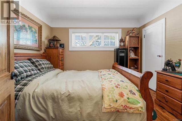 2834 Inlet Ave, House detached with 4 bedrooms, 1 bathrooms and 2 parking in Saanich BC | Image 14