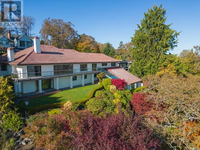3550 Beach Dr, House detached with 4 bedrooms, 8 bathrooms and 6 parking in Oak Bay BC | Image 35