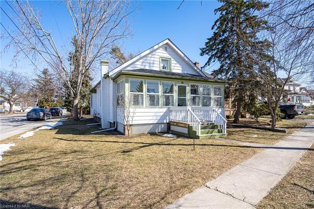 36 St. Peter Street, House detached with 3 bedrooms, 1 bathrooms and 1 parking in St. Catharines ON | Image 2