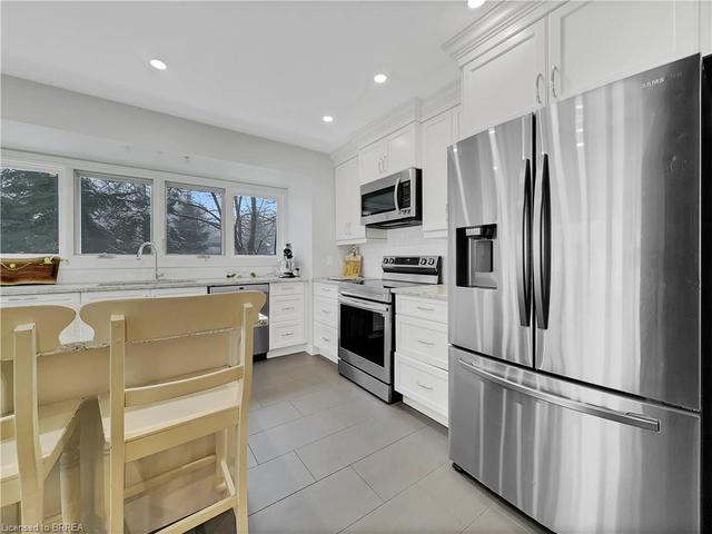 205 Dufferin Avenue, House detached with 3 bedrooms, 2 bathrooms and 8 parking in Brantford ON | Image 3