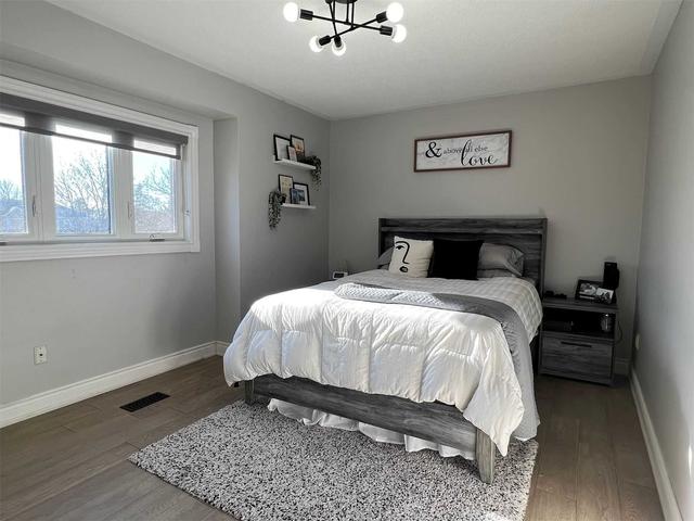 12 Vivians Cres, House detached with 3 bedrooms, 3 bathrooms and 6 parking in Brampton ON | Image 2