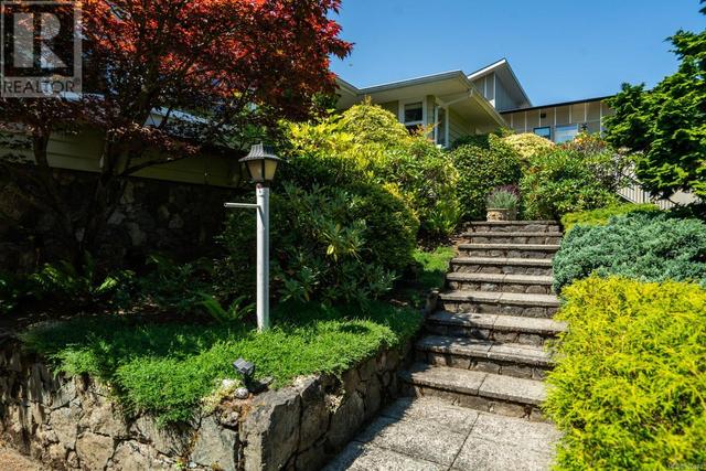 Front steps from driveway | Image 36