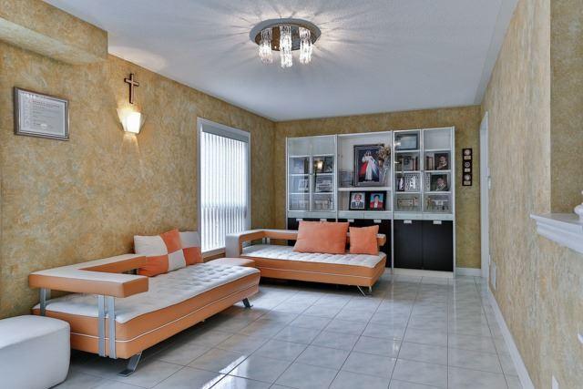 85 Falvo St, House detached with 4 bedrooms, 3 bathrooms and 5 parking in Vaughan ON | Image 2