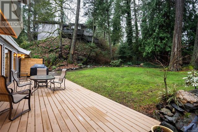 991 Lohbrunner Rd W, House detached with 4 bedrooms, 3 bathrooms and 4 parking in Saanich BC | Image 28