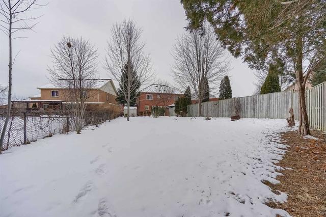 32 Pressed Brick Dr, House semidetached with 4 bedrooms, 3 bathrooms and 5 parking in Brampton ON | Image 27