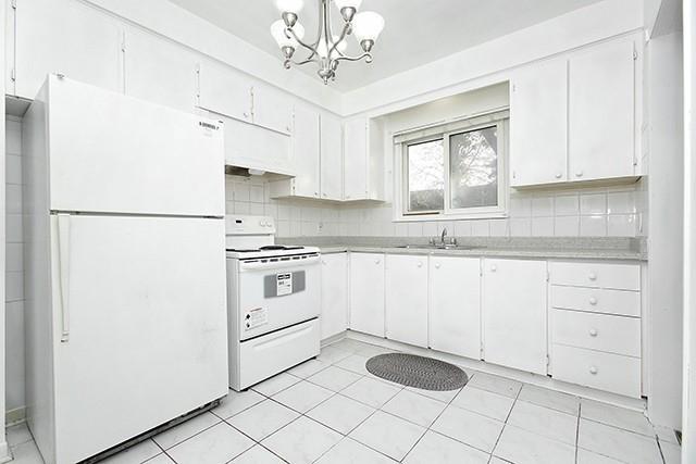47 - 39 Lexington Ave, Townhouse with 3 bedrooms, 2 bathrooms and 3 parking in Toronto ON | Image 2