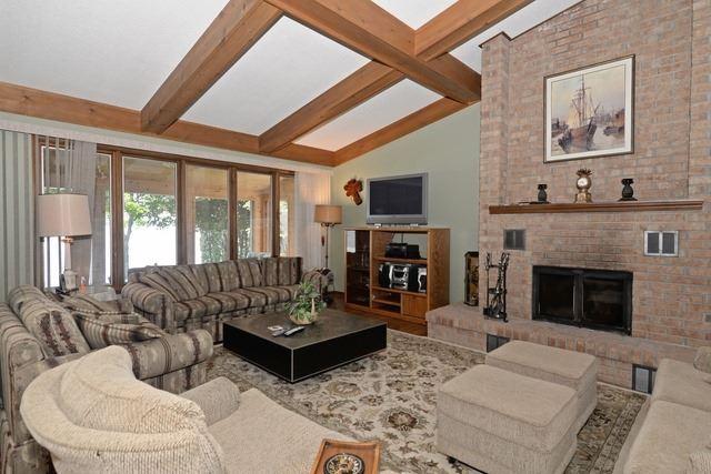 104 Hardwood St, House detached with 5 bedrooms, 2 bathrooms and 6 parking in Kawartha Lakes ON | Image 4