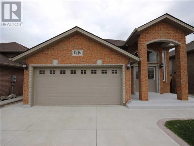 1916 Manitoba St, House detached with 3 bedrooms, 3 bathrooms and 6 parking in Windsor ON | Image 1