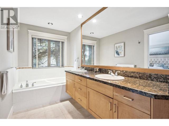 4898 Meadfeild Road, House detached with 3 bedrooms, 3 bathrooms and 5 parking in West Vancouver BC | Image 19
