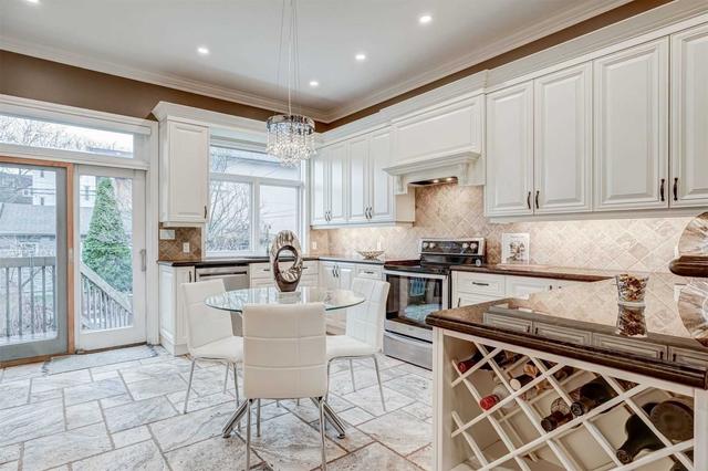 329 Lippincott St, House detached with 4 bedrooms, 4 bathrooms and 2 parking in Toronto ON | Image 5