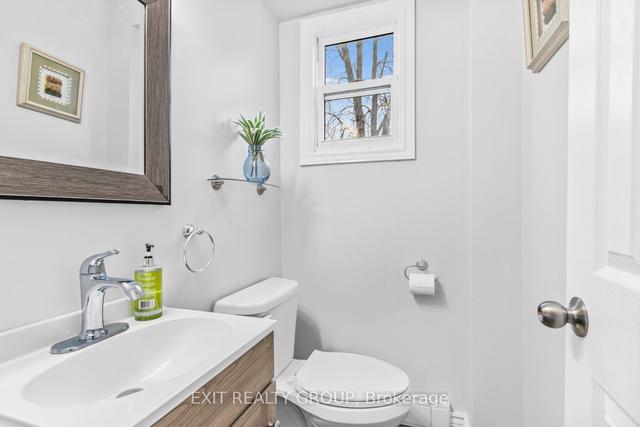 140 Rosemund Cres, Townhouse with 3 bedrooms, 2 bathrooms and 1 parking in Kingston ON | Image 2