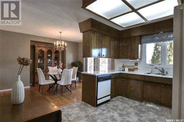 1380 Prince Crescent, House detached with 5 bedrooms, 3 bathrooms and null parking in Moose Jaw SK | Image 10