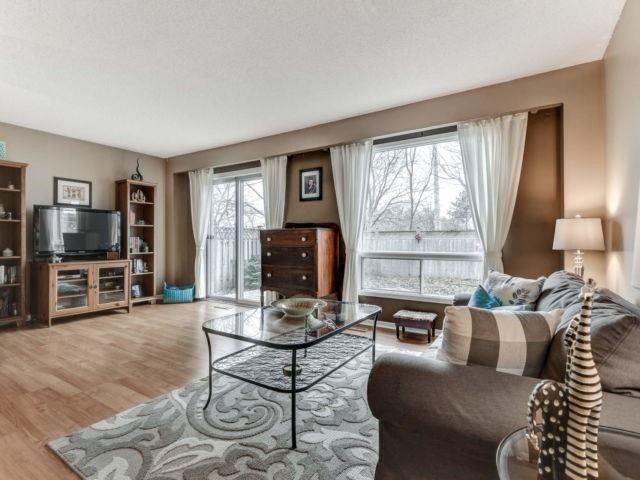 80 Courtleigh Sq, House attached with 3 bedrooms, 2 bathrooms and 2 parking in Brampton ON | Image 3