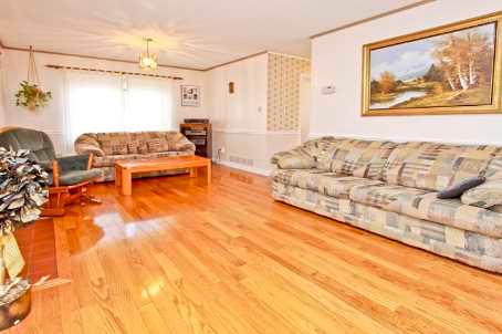 28 Bent Oak Circ, House detached with 3 bedrooms, 2 bathrooms and 1 parking in Mississauga ON | Image 2