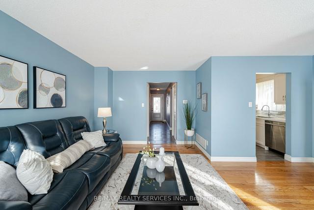 43 Newbridge Cres, House detached with 3 bedrooms, 2 bathrooms and 5 parking in Brampton ON | Image 39