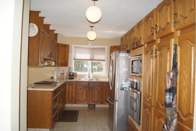5401 46 Street, House detached with 5 bedrooms, 3 bathrooms and 2 parking in Rimbey AB | Image 4