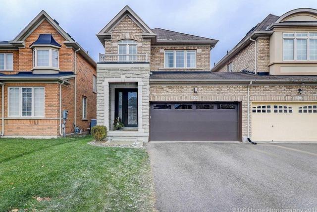 104 Lewis Honey Dr, House attached with 3 bedrooms, 3 bathrooms and 2 parking in Aurora ON | Image 1
