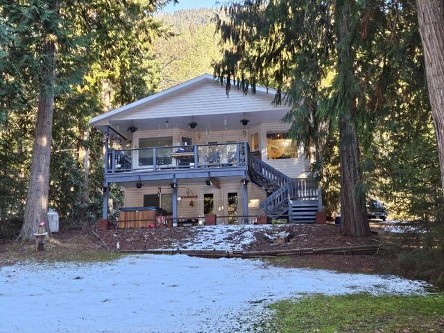 534 Bayview Road, House detached with 2 bedrooms, 2 bathrooms and null parking in Central Kootenay K BC | Image 1
