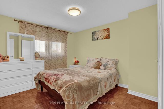 93 Kingswood Dr W, House attached with 3 bedrooms, 2 bathrooms and 3 parking in Brampton ON | Image 16
