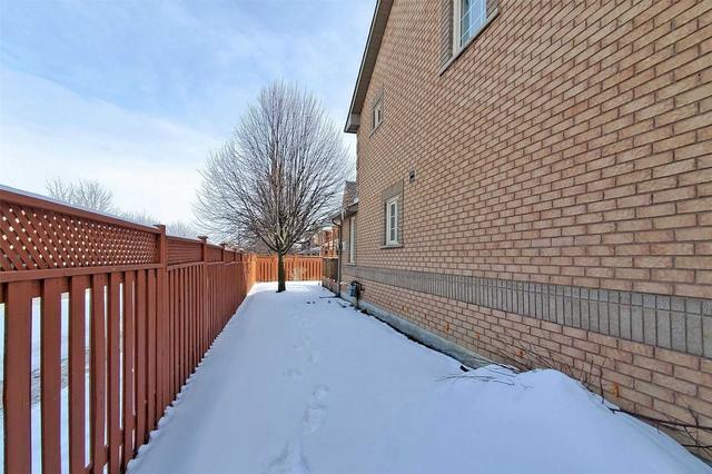 61 Silverdart Cres, House attached with 3 bedrooms, 4 bathrooms and 4 parking in Richmond Hill ON | Image 9