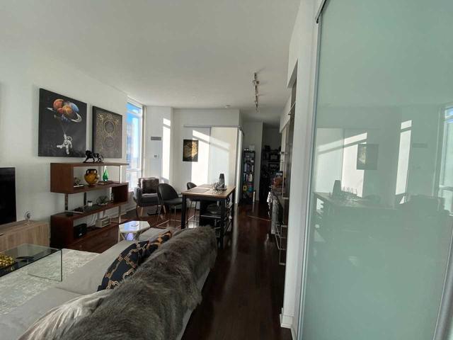 2706 - 770 Bay St, Condo with 2 bedrooms, 2 bathrooms and 1 parking in Toronto ON | Image 2
